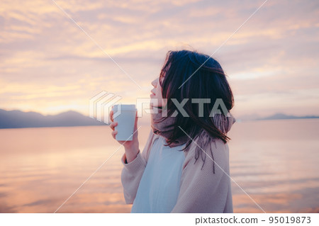 日出美麗的女人的照片 日出美麗的女人的照片 95019873