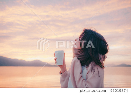 日出美麗的女人的照片 日出美麗的女人的照片 95019874