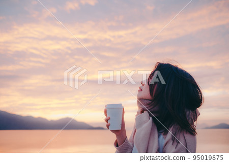 日出美麗的女人的照片 日出美麗的女人的照片 95019875