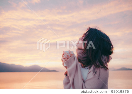 日出美麗的女人的照片 日出美麗的女人的照片 95019876