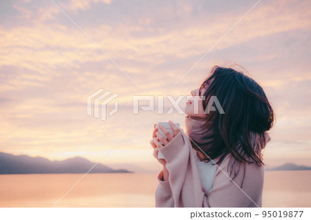 日出美麗的女人的照片 95019877