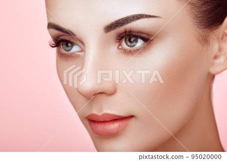 Beautiful woman with long false eyelashes 95020000