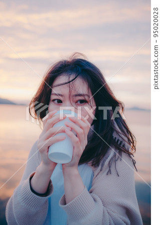 日出美麗的女人的照片 日出美麗的女人的照片 95020028