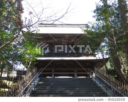 Engakuji Temple in Kamakura City (Sanmon and Sanmon) 95020039