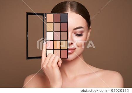 Beauty woman with eye shadow makeup palette Beauty woman with eye shadow makeup palette 95020153