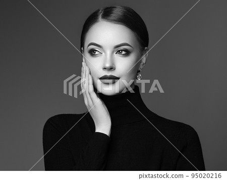 Beauty model with perfect makeup 95020216