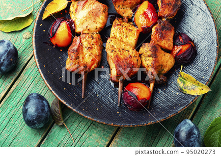 Meat on skewers. 95020273