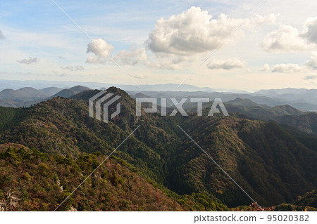 Autumn leaves of Taki mountain 95020382