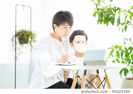 Parents and children undergoing online medical examination Parents and children undergoing online medical examination 95020394