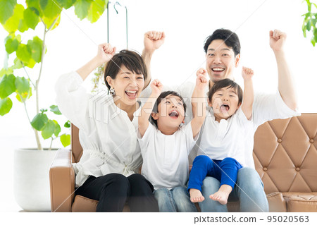 Parents and children who are happy to raise their hands / TV watching image 95020563