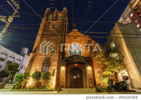 夜間照明的河口基督教堂漂亮的外觀 95020568