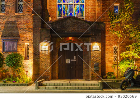 夜間照明的河口基督教堂漂亮的外觀 夜間照明的河口基督教堂漂亮的外觀 95020569