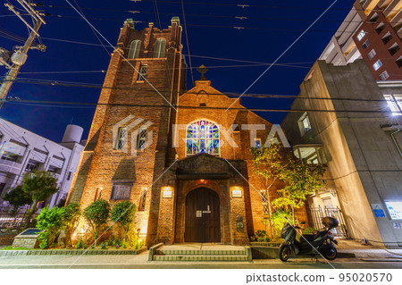 夜間照明的河口基督教堂漂亮的外觀 95020570