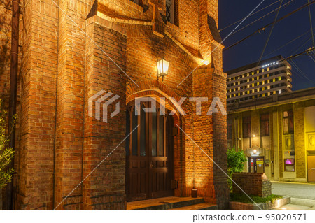 夜間照明的河口基督教堂漂亮的外觀 95020571