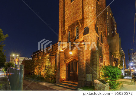 夜間照明的河口基督教堂漂亮的外觀 95020572