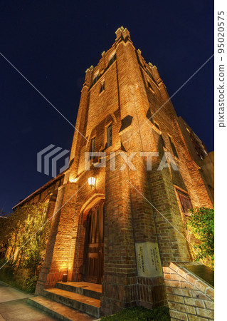 夜間照明的河口基督教堂漂亮的外觀 95020575
