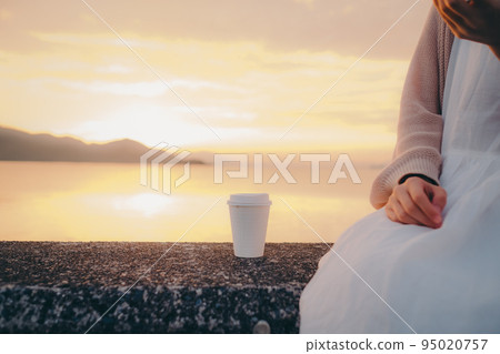 Photo of a woman with a beautiful sunrise 95020757