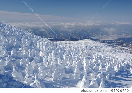 The Asahi mountain range floating in the sea of clouds and the snow-covered fields of Mt. Zao Jizo shining in the silver The Asahi mountain range floating in the sea of clouds and the snow-covered fields of Mt. Zao Jizo shining in the silver 95020790