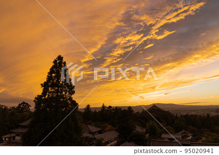東大寺二月堂院內的夜景染成夕陽的天空 東大寺二月堂院內的夜景染成夕陽的天空 95020941