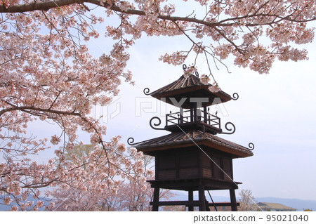 A restored pavilion in the Karako Kagi Ruins, a moated settlement site from the Yayoi period 95021040