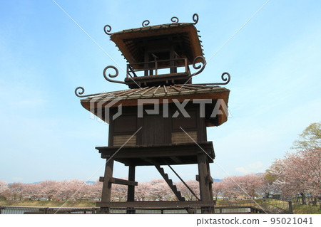 A restored pavilion in the Karako Kagi Ruins, a moated settlement site from the Yayoi period A restored pavilion in the Karako Kagi Ruins, a moated settlement site from the Yayoi period 95021041