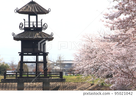 A restored pavilion in the Karako Kagi Ruins, a moated settlement site from the Yayoi period 95021042
