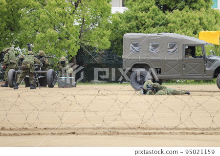 120mm mortar RT and sniper team preparing to fire 95021159