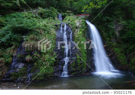 Shirogane Falls and Red Sekoi Bridge at Ginzan Onsen Shirogane Falls and Red Sekoi Bridge at Ginzan Onsen 95021176