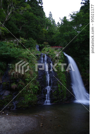 Shirogane Falls and Red Sekoi Bridge at Ginzan Onsen Shirogane Falls and Red Sekoi Bridge at Ginzan Onsen 95021177