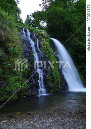 Silver waterfall of Ginzan hot spring Silver waterfall of Ginzan hot spring 95021178