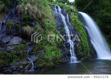 Silver waterfall of Ginzan hot spring Silver waterfall of Ginzan hot spring 95021179