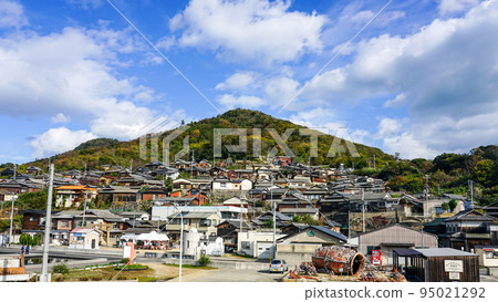 Villages of Ogijima densely packed on steep slopes (Takamatsu City, Kagawa Prefecture) Villages of Ogijima densely packed on steep slopes (Takamatsu City, Kagawa Prefecture) 95021292