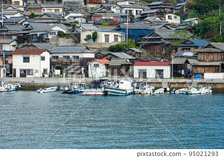 Villages of Ogijima densely packed on steep slopes (Takamatsu City, Kagawa Prefecture) Villages of Ogijima densely packed on steep slopes (Takamatsu City, Kagawa Prefecture) 95021293