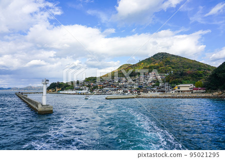 Villages of Ogijima densely packed on steep slopes (Takamatsu City, Kagawa Prefecture) Villages of Ogijima densely packed on steep slopes (Takamatsu City, Kagawa Prefecture) 95021295