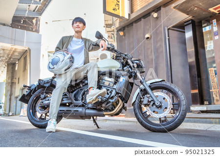 Tokyo Touring A male rider meeting up with his touring friends Tokyo Touring A male rider meeting up with his touring friends 95021325