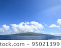 Blue sky, clouds and Miyakejima 95021399