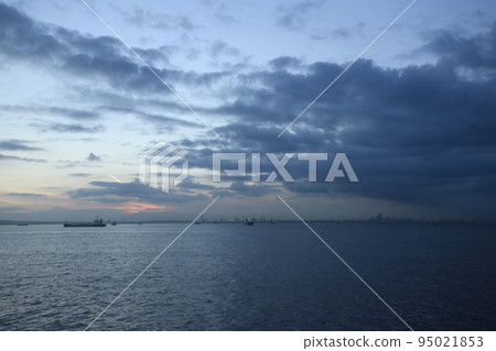 在海、雲彩和船的日落 在海、雲彩和船的日落 95021853