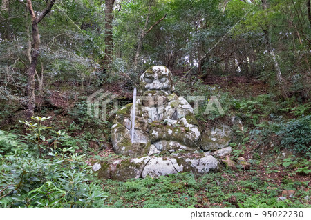 島根半島 Makuragiyama 的 Kazoji 寺的不動大石像 95022230