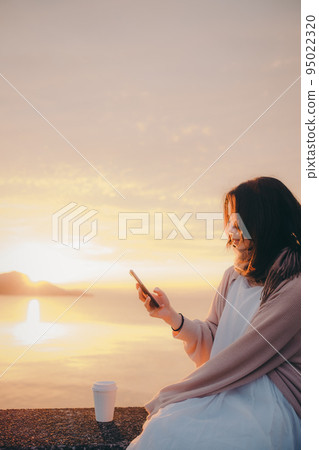 日出美麗的女人的照片 日出美麗的女人的照片 95022320