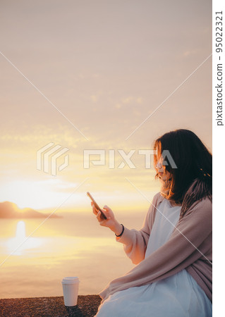 日出美麗的女人的照片 日出美麗的女人的照片 95022321