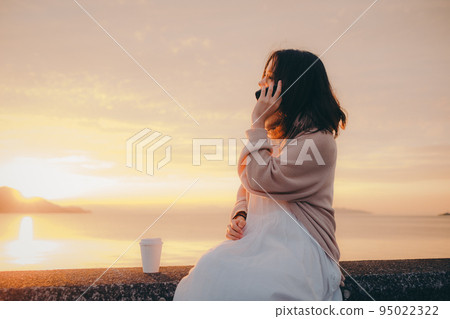 日出美麗的女人的照片 日出美麗的女人的照片 95022322