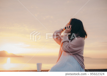 日出美麗的女人的照片 日出美麗的女人的照片 95022324
