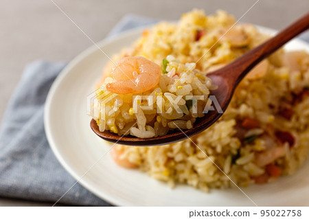 Prawn fried rice with shrimp, vegetables and rice 95022758