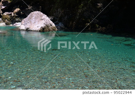 俯瞰荒尾溪谷水面的安井溪谷（高知縣仁淀川町） 95022944