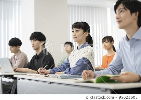 Young men and women taking seminars and lectures 95023605