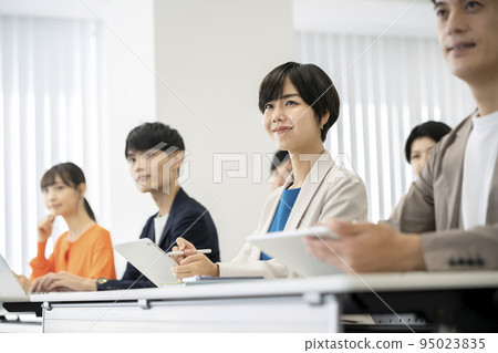 接受研討會的年輕男女 95023835