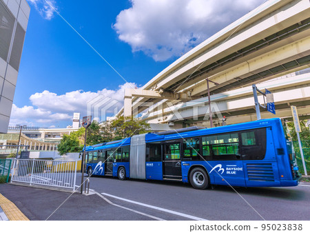 日本橫濱市街景橫濱站東口（中）和出發的碧沙藍（轉運車） 95023838