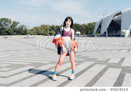 Fashionable sports fashion woman 95024014