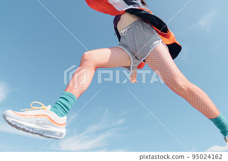 在時尚運動時尚中跳躍的女人 在時尚運動時尚中跳躍的女人 95024162