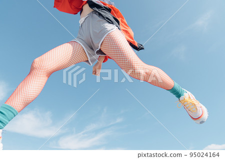 在時尚運動時尚中跳躍的女人 95024164